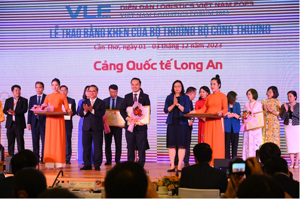 Chairman of the Board of Directors of Long An International Port - Vo Quoc Huy received Certificate of Merit from the Ministry of Industry and Trade at VLF 2023